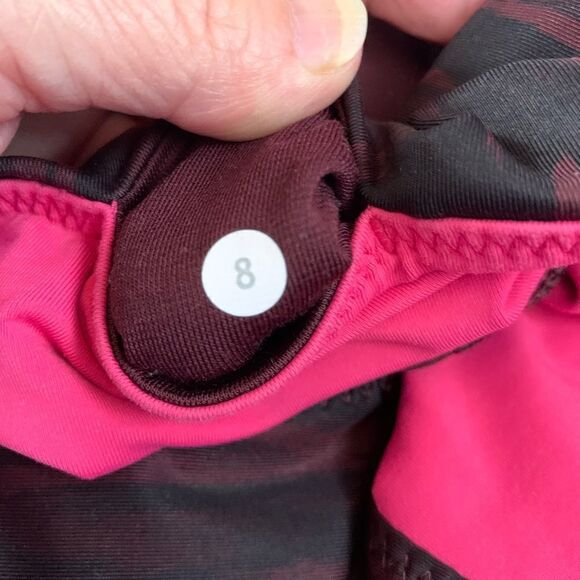 Lululemon Toasty Tech Tight Bordeaux Drama Painted Animal Design Size 8 - Picture 2 of 6